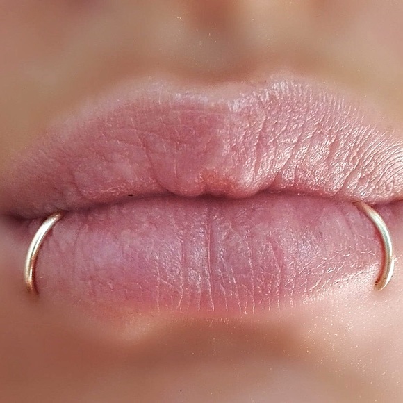 Spider Bites - Fake piercing clip on lip ring set - Picture 1 of 4